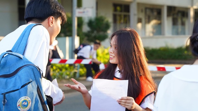 Thầy hiệu trưởng đến điểm thi từ 6 giờ s&aacute;ng động vi&ecirc;n học sinh thi năng lực- Ảnh 3.