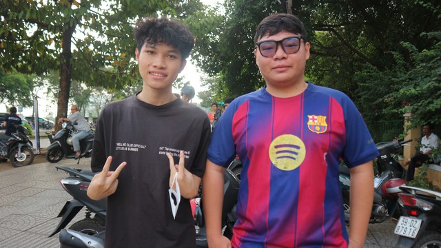 Chở con đi thi đánh giá năng lực từ tờ mờ sáng - Ảnh 13.