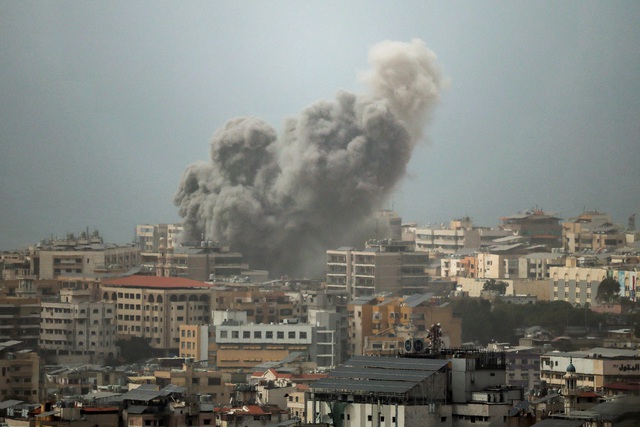 Israel cảnh b&aacute;o giới l&atilde;nh đạo Iran, Hezbollah tuy&ecirc;n bố tấn c&ocirc;ng t&agrave;u Israel - Ảnh 2.