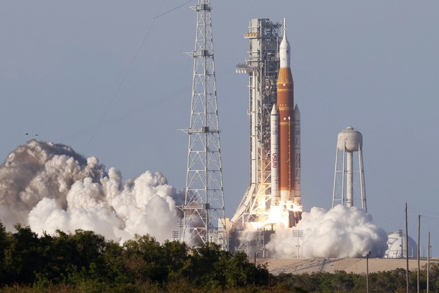 Cuộc đua lên mặt trăng: Những cửa ải khắc nghiệt và NASA phải 'đi nhờ' - Ảnh 3.