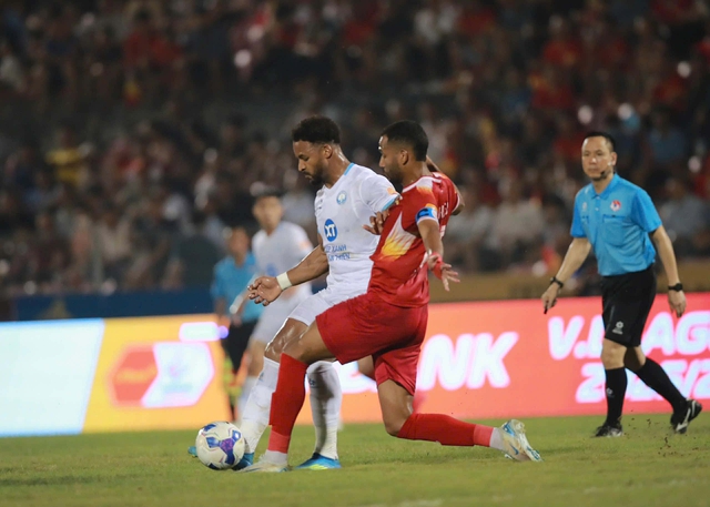 Xuân Son ghi bàn và kiến tạo rồi… bỏ lỡ khó tin, Nam Định đánh bại chủ nhà Hà Tĩnh - Ảnh 2. Xuân Son ghi bàn và kiến tạo rồi… bỏ lỡ khó tin, Nam Định đánh bại chủ nhà Hà Tĩnh - Ảnh 2.