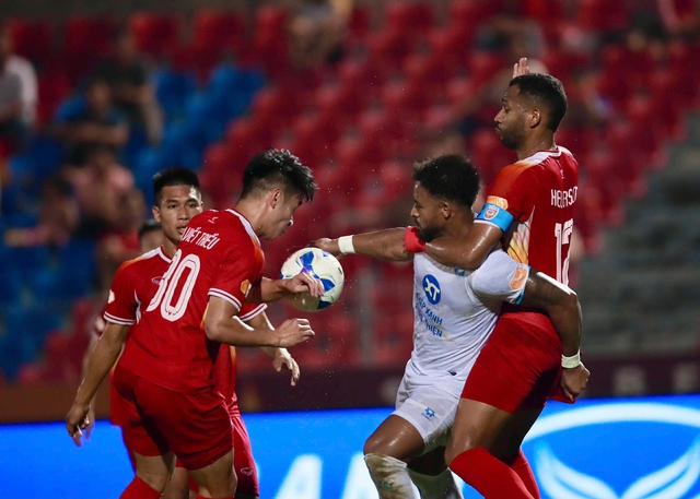 Xuân Son ghi bàn và kiến tạo rồi… bỏ lỡ khó tin, Nam Định đánh bại chủ nhà Hà Tĩnh - Ảnh 1. Xuân Son ghi bàn và kiến tạo rồi… bỏ lỡ khó tin, Nam Định đánh bại chủ nhà Hà Tĩnh - Ảnh 1.