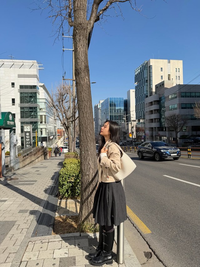 Diện chân váy xếp ly để nàng luôn cuốn hút mỗi ngày- Ảnh 10.