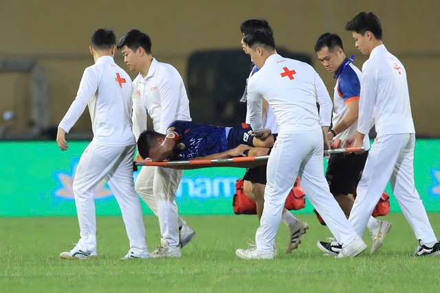 HLV Polking vẫn cẩn trọng tuyệt đối, Quang Hải bị lật cổ ch&acirc;n nhưng thật may l&agrave;&hellip;- Ảnh 2.