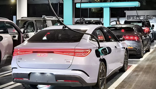 &Ocirc; t&ocirc; điện BYD sạc 5 ph&uacute;t đi được 500 km, BMW khuy&ecirc;n người mua cẩn trọng - Ảnh 2.