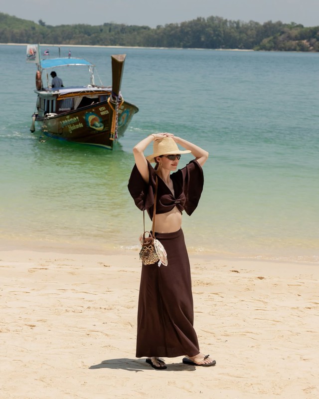 Bỏ qua bikini, nàng vẫn tỏa sáng với loạt trang phục đi biển cuốn hút - Ảnh 6.