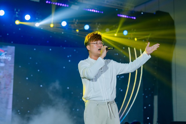 Nam ca sĩ từng đi h&aacute;t l&oacute;t, n&oacute;i l&yacute; do rẽ hướng l&agrave;m thầy gi&aacute;o - Ảnh 1.