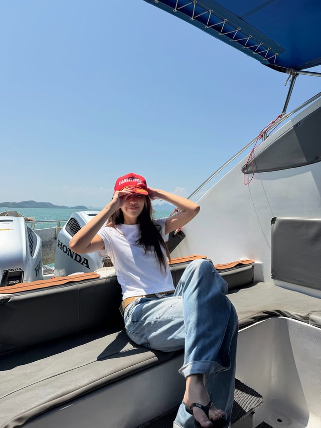 Ngày hè rực nắng không thể thiếu mũ lưỡi trai thời thượng- Ảnh 1.