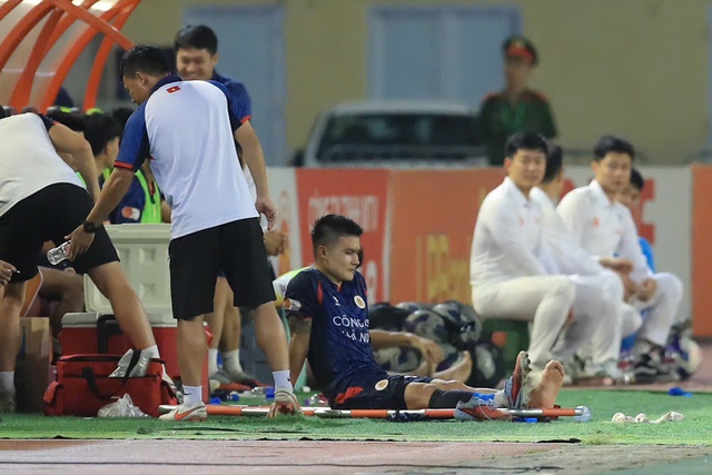 HLV Polking vẫn cẩn trọng tuyệt đối, Quang Hải bị lật cổ ch&acirc;n nhưng thật may l&agrave;&hellip;- Ảnh 4.