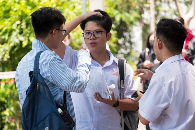 Thi đánh giá năng lực: Thí sinh rối bời vì lỗi chính tả, logarit và vua Lê - Ảnh 1.