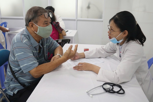 HĐND TP.HCM lưu &yacute; tr&aacute;nh chồng ch&eacute;o khi x&acirc;y dựng ch&iacute;nh s&aacute;ch y tế mới - Ảnh 2.