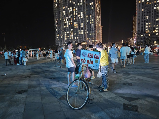 Hàng rong tái diễn công viên Bãi Sau, loa kẹo kéo phá nát không gian du lịch - Ảnh 3.