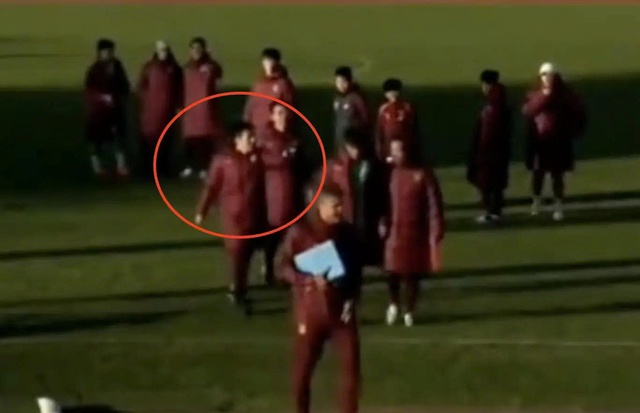 B&aacute;o Trung Quốc 'sốc' v&igrave; h&agrave;nh động của trợ l&yacute; U.16: H&agrave;nh hung, lăng mạ học tr&ograve;- Ảnh 1.