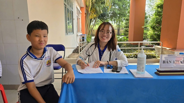 H&agrave;ng ng&agrave;n người d&acirc;n TP.HCM h&agrave;o hứng đi kh&aacute;m sức khỏe miễn ph&iacute; - Ảnh 5.