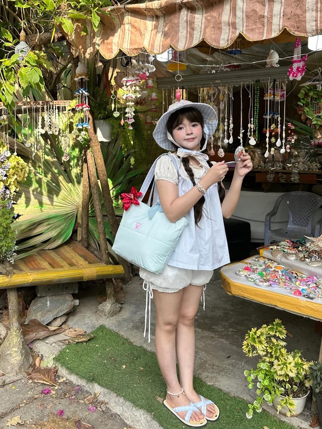 Xua tan cái nắng hè 2026 với những kiểu áo gam màu xanh mát lạnh sành điệu - Ảnh 1. Xua tan cái nắng hè 2026 với những kiểu áo gam màu xanh mát lạnh sành điệu - Ảnh 1.