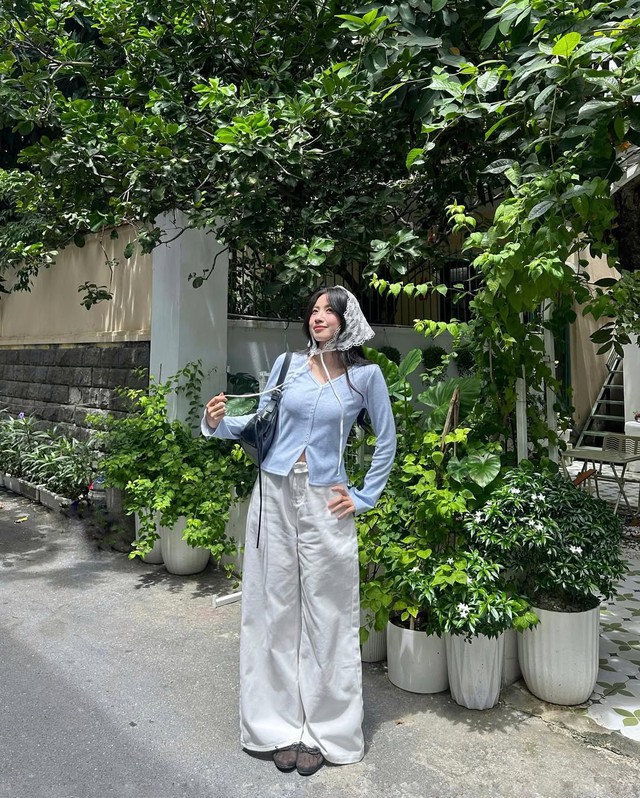 Xua tan cái nắng hè 2026 với những kiểu áo gam màu xanh mát lạnh sành điệu - Ảnh 3. Xua tan cái nắng hè 2026 với những kiểu áo gam màu xanh mát lạnh sành điệu - Ảnh 3.