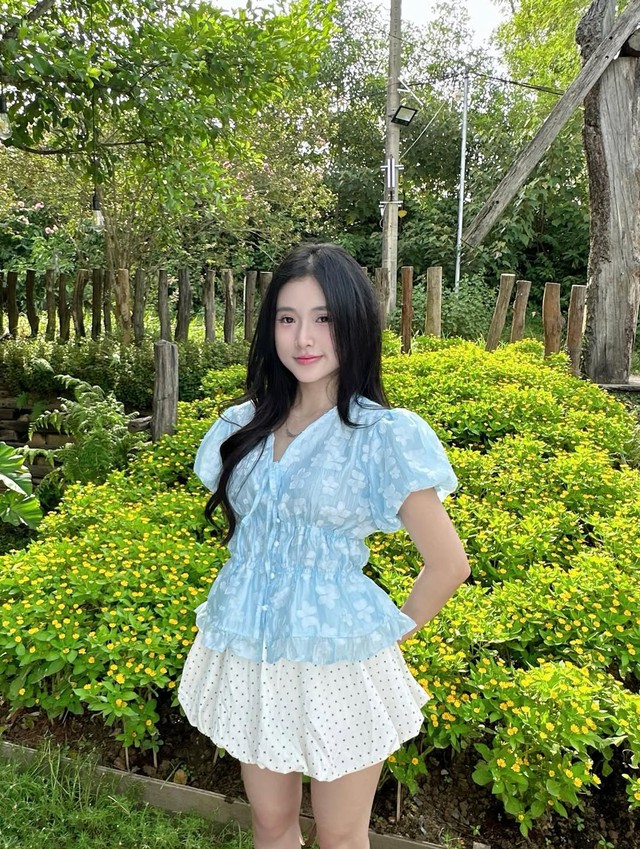 Xua tan cái nắng hè 2026 với những kiểu áo gam màu xanh mát lạnh sành điệu - Ảnh 5. Xua tan cái nắng hè 2026 với những kiểu áo gam màu xanh mát lạnh sành điệu - Ảnh 5.