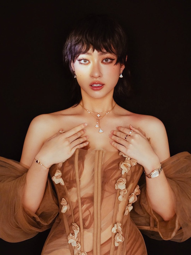 Nâng tầm phong cách với sức hút dịu dàng từ vòng cổ xà cừ - Ảnh 6.