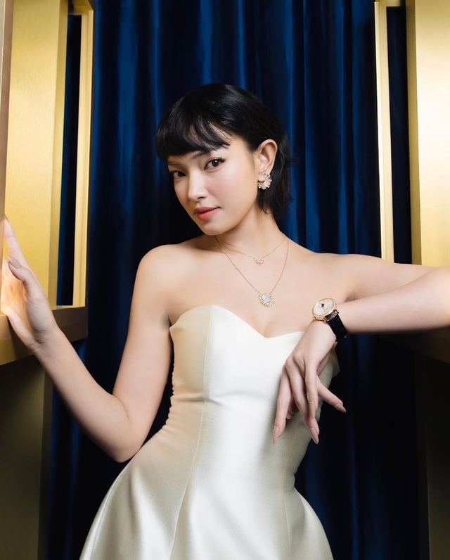 Nâng tầm phong cách với sức hút dịu dàng từ vòng cổ xà cừ - Ảnh 7.