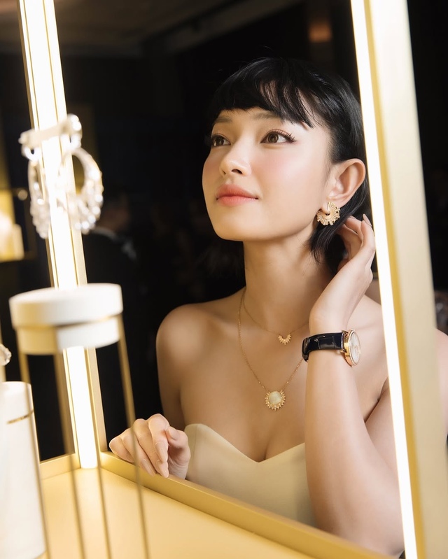 Nâng tầm phong cách với sức hút dịu dàng từ vòng cổ xà cừ - Ảnh 8.