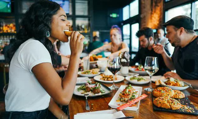 Xu hướng lạ 'bỏ điện thoại mới được ăn ngon' đang b&ugrave;ng nổ ở Mỹ - Ảnh 1.