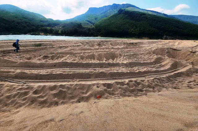 C&aacute;t s&ocirc;ng Thu Bồn bị 'r&uacute;t ruột' giữa đ&ecirc;m- Ảnh 1.