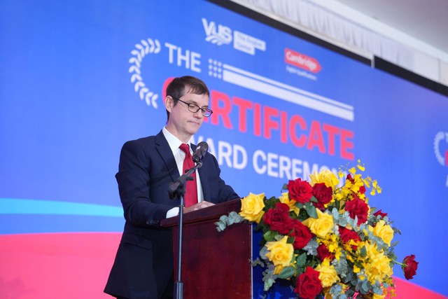 VUS đạt chứng nhận trung t&acirc;m đ&agrave;o tạo v&agrave;ng năm thứ 6 li&ecirc;n tiếp từ Cambridge - Ảnh 2.