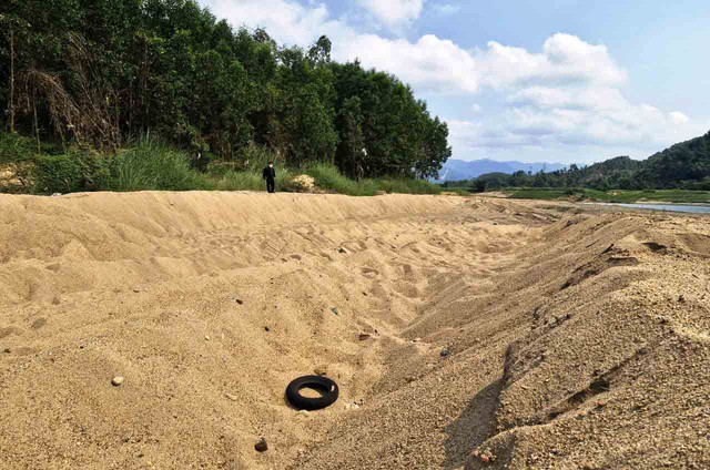 C&aacute;t s&ocirc;ng Thu Bồn bị 'r&uacute;t ruột' giữa đ&ecirc;m- Ảnh 2.