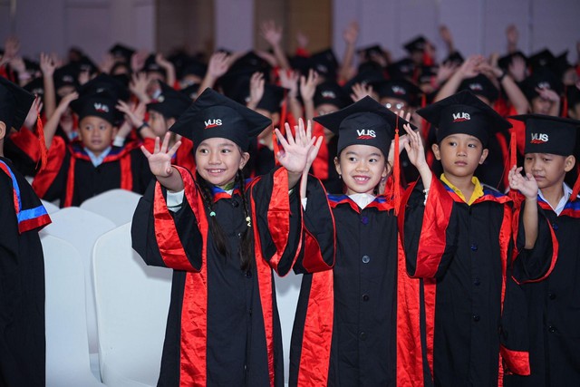 VUS đạt chứng nhận trung t&acirc;m đ&agrave;o tạo v&agrave;ng năm thứ 6 li&ecirc;n tiếp từ Cambridge - Ảnh 4.