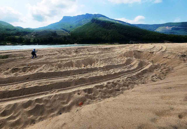 C&aacute;t s&ocirc;ng Thu Bồn bị 'r&uacute;t ruột' giữa đ&ecirc;m- Ảnh 5.