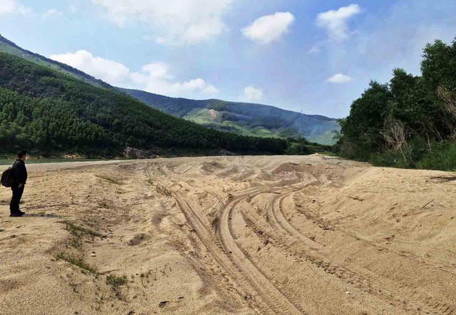 C&aacute;t s&ocirc;ng Thu Bồn bị 'r&uacute;t ruột' giữa đ&ecirc;m- Ảnh 6.