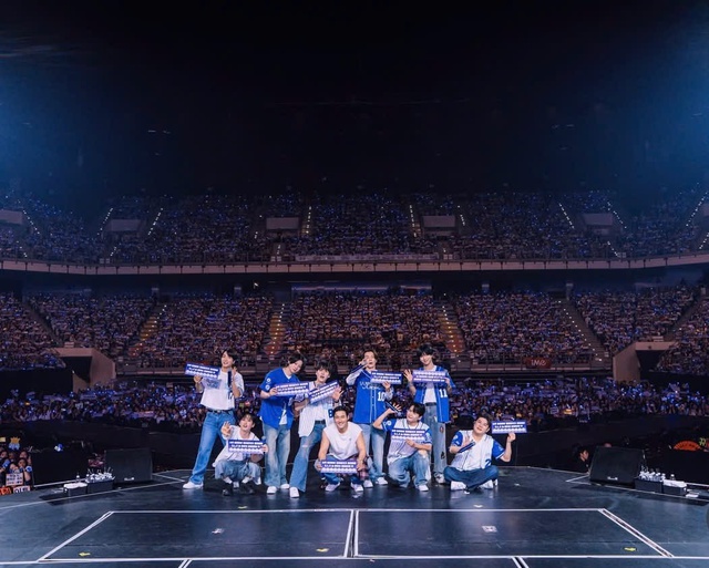 Sập lan can tại concert Super Junior: Nhiều fan rơi xuống từ kh&aacute;n đ&agrave;i v&agrave; bị thương - Ảnh 3.