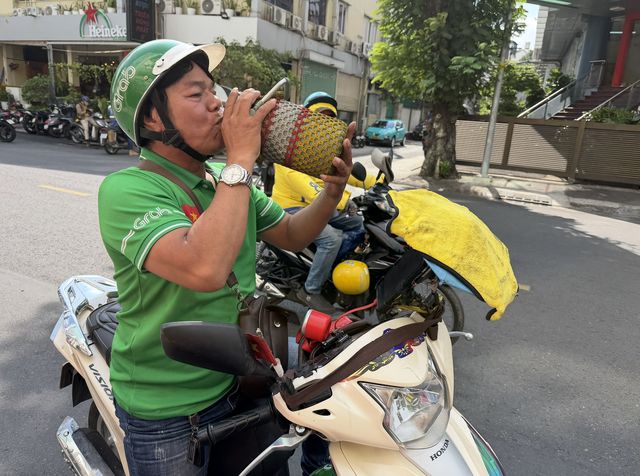 T&agrave;i xế, giao h&agrave;ng căng m&igrave;nh chống chọi nắng n&oacute;ng - Ảnh 1.