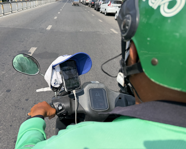 T&agrave;i xế, giao h&agrave;ng căng m&igrave;nh chống chọi nắng n&oacute;ng - Ảnh 2.