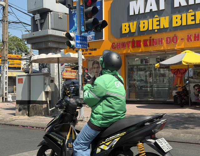 T&agrave;i xế, giao h&agrave;ng căng m&igrave;nh chống chọi nắng n&oacute;ng - Ảnh 3.