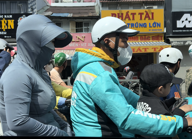 T&agrave;i xế, giao h&agrave;ng căng m&igrave;nh chống chọi nắng n&oacute;ng - Ảnh 4.