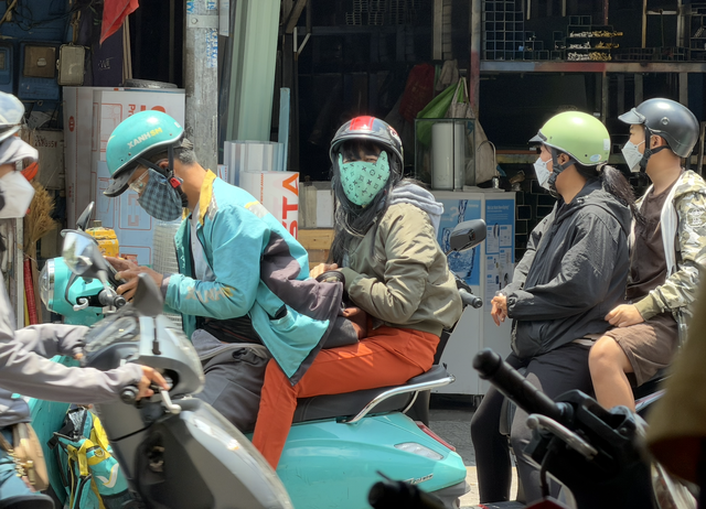 T&agrave;i xế, giao h&agrave;ng căng m&igrave;nh chống chọi nắng n&oacute;ng - Ảnh 8.