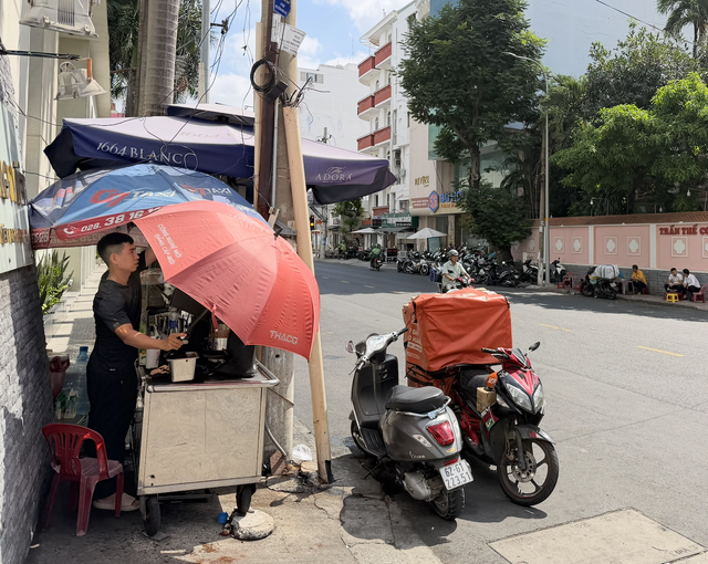T&agrave;i xế, giao h&agrave;ng căng m&igrave;nh chống chọi nắng n&oacute;ng - Ảnh 9.