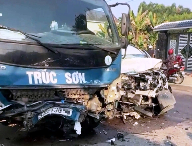 Đà Nẵng: 2 xe ô tô đối đầu, 1 người tử vong, nhiều người bị thương- Ảnh 1. Đà Nẵng: 2 xe ô tô đối đầu, 1 người tử vong, nhiều người bị thương- Ảnh 1.