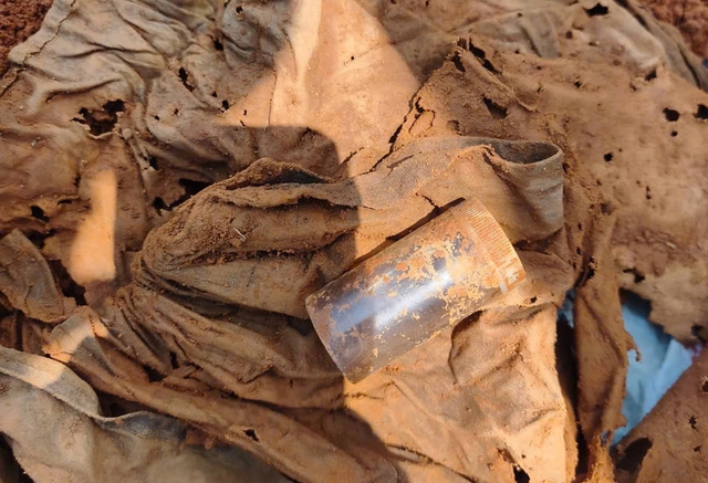 Quảng Trị: Ph&aacute;t hiện th&ecirc;m h&agrave;i cốt liệt sĩ k&egrave;m di vật  ở khe n&uacute;i Cha Lỳ- Ảnh 1.