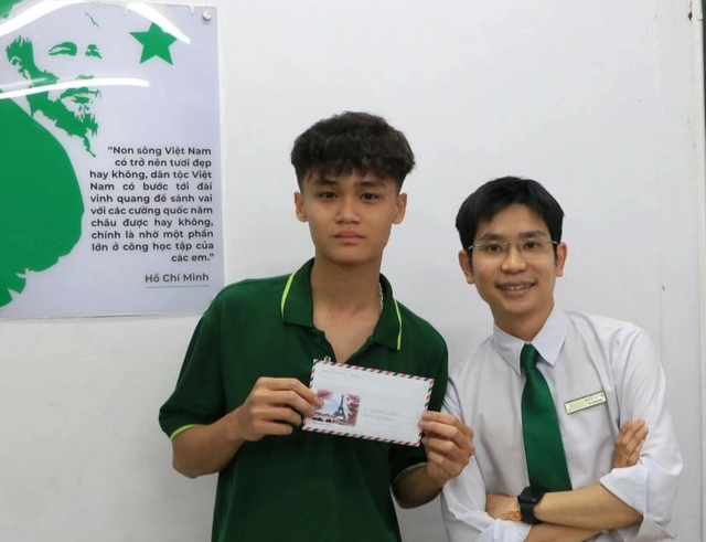 Học sinh lớp 12 rơi nước mắt v&igrave; viết thư gửi ch&iacute;nh m&igrave;nh 10 năm sau - Ảnh 2.