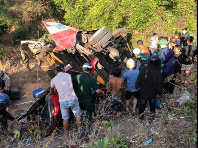Xe khách lao xuống vực ở Lâm Đồng , 4 người chết và nhiều người bị thương - Ảnh 1. Xe khách lao xuống vực ở Lâm Đồng , 4 người chết và nhiều người bị thương - Ảnh 1.