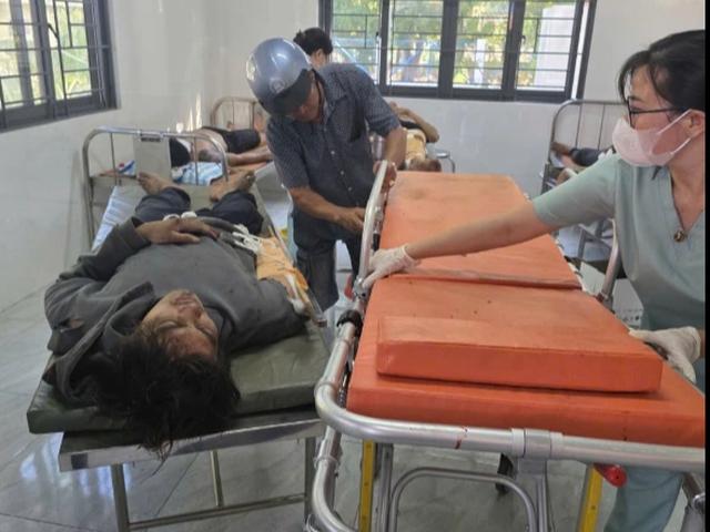 Xe khách lao xuống vực ở Lâm Đồng , 4 người chết và nhiều người bị thương - Ảnh 5. Xe khách lao xuống vực ở Lâm Đồng , 4 người chết và nhiều người bị thương - Ảnh 5.