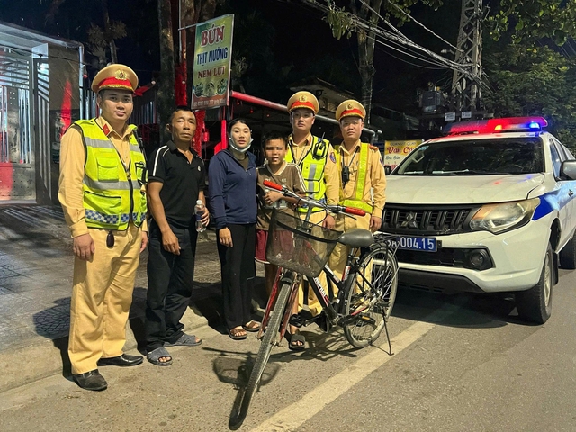 B&eacute; trai 15 tuổi lạc xe đạp từ H&agrave; Tĩnh v&agrave;o Quảng Trị hơn 150 km - Ảnh 1.