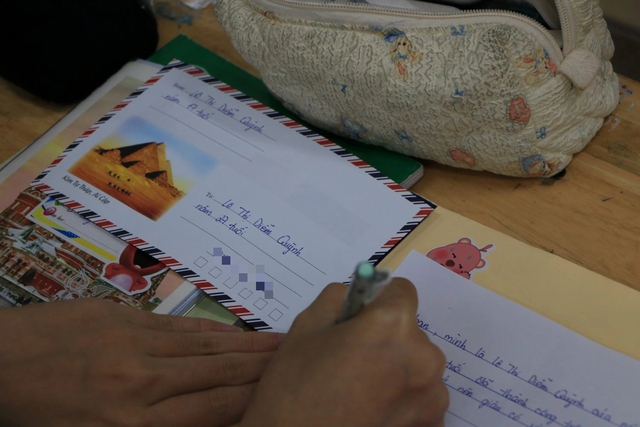 Học sinh lớp 12 rơi nước mắt v&igrave; viết thư gửi ch&iacute;nh m&igrave;nh 10 năm sau - Ảnh 5.