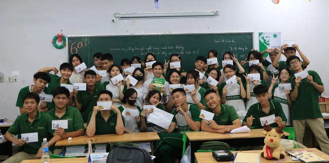 Học sinh lớp 12 rơi nước mắt v&igrave; viết thư gửi ch&iacute;nh m&igrave;nh 10 năm sau - Ảnh 1.