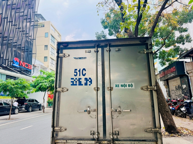 Quy định d&aacute;n tem 'Xe nội bộ' tr&ecirc;n xe biển số trắng hiện nay thế n&agrave;o? - Ảnh 2.