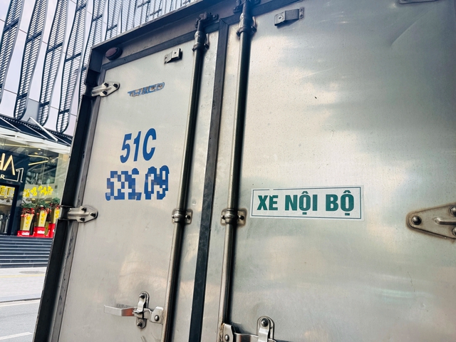 Quy định d&aacute;n tem 'Xe nội bộ' tr&ecirc;n xe biển số trắng hiện nay thế n&agrave;o? - Ảnh 1.