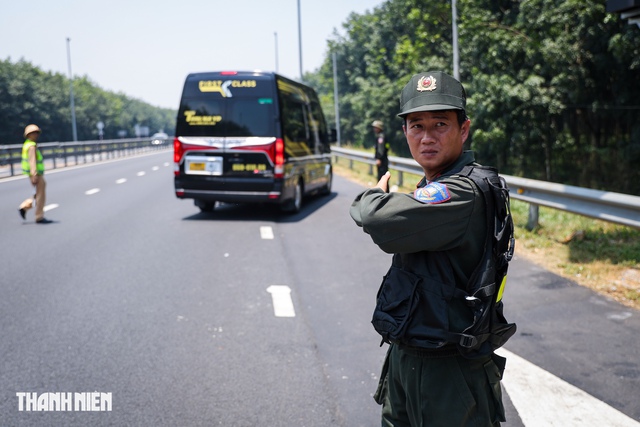 Ngồi ghế sau kh&ocirc;ng thắt d&acirc;y an to&agrave;n vẫn bị phạt: Nhiều người chưa biết - Ảnh 2.