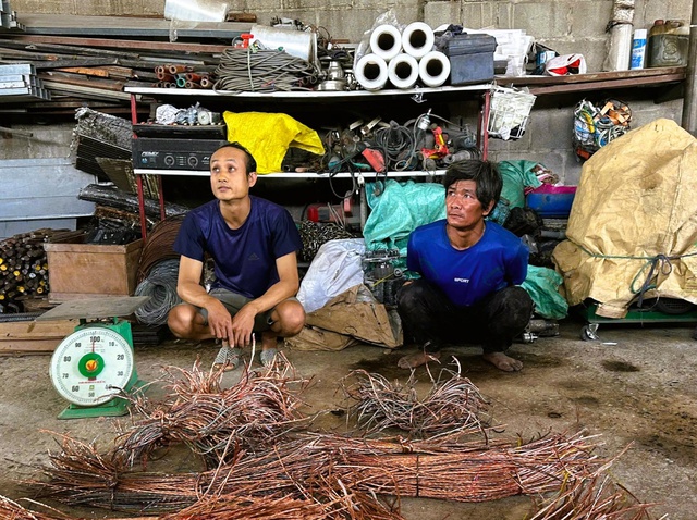 Tạm giữ h&igrave;nh sự 2 nghi can vụ cắt trộm d&acirc;y điện tr&ecirc;n cao tốc - Ảnh 1.